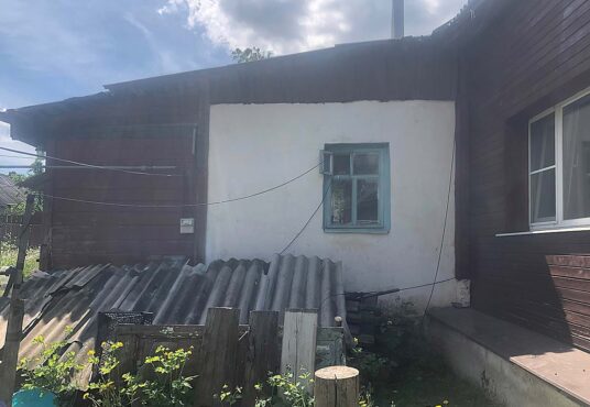 Продаётся одноэтажная бревенчатая часть дома на земельном участке 6 соток в городе Струнино