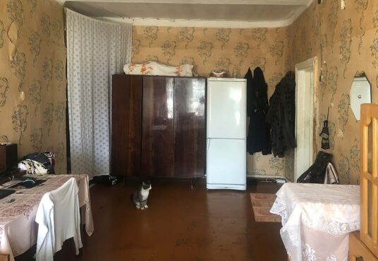 Продаётся одноэтажная бревенчатая часть дома на земельном участке 6 соток в городе Струнино