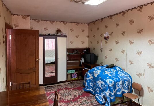 Продаётся просторная, светлая, тёплая, не угловая однокомнатная квартира в г. Александров Владимирской области.