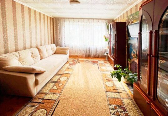Продаётся отличная двухкомнатная квартира с изолированными комнатами и застеклённой лоджией в доме образцового содержания.