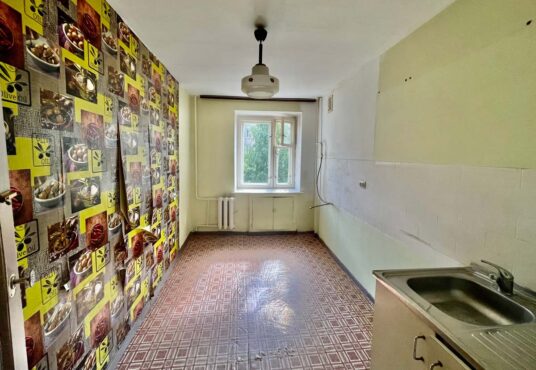 Продаётся двухкомнатная квартира с изолированными комнатами и застеклёной лоджией, в доме образцового содержания в г. Струнино.