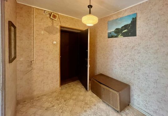 Продаётся двухкомнатная квартира с изолированными комнатами и застеклёной лоджией, в доме образцового содержания в г. Струнино.